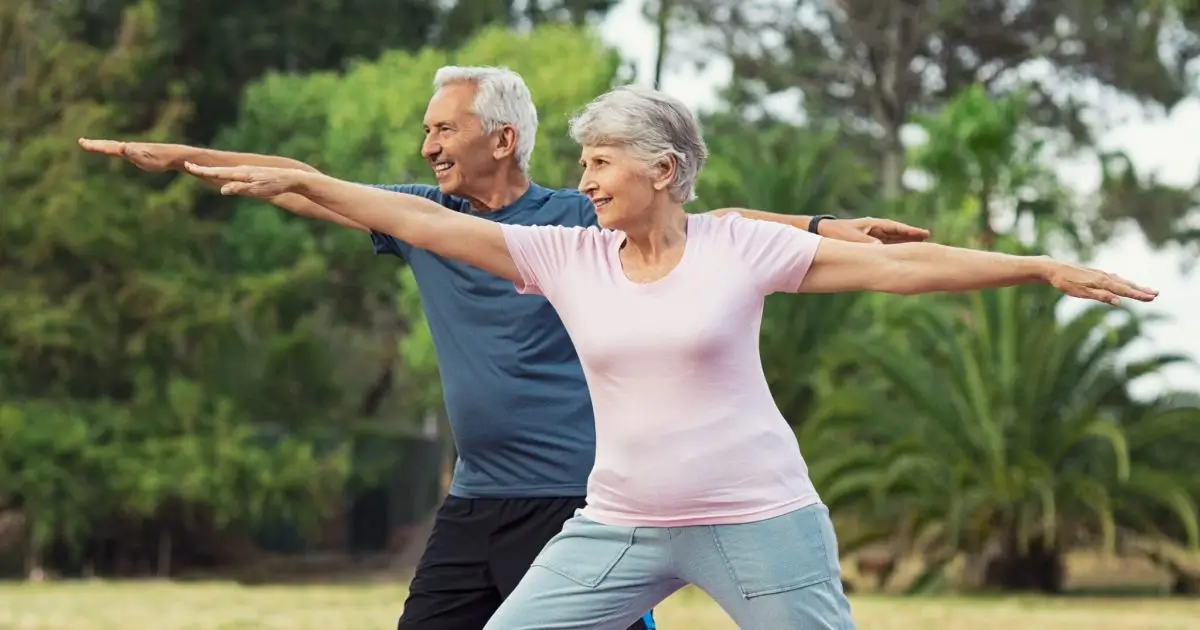 Menerapkan aktivitas fisik diabetes melalui gerakan senam ringan yang bermanfaat untuk menjaga kestabilan gula darah dan kebugaran tubuh.