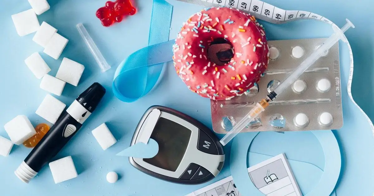 Menjaga kadar gula darah agar tetap terkontrol dengan memperhatikan konsumsi gula dan makanan manis serta melakukan pemantauan rutin untuk kesehatan tubuh.