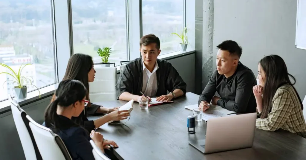 Tim sedang melakukan koordinasi regulasi K3 perusahaan untuk memastikan standar keselamatan dan kesehatan kerja karyawan terpenuhi.