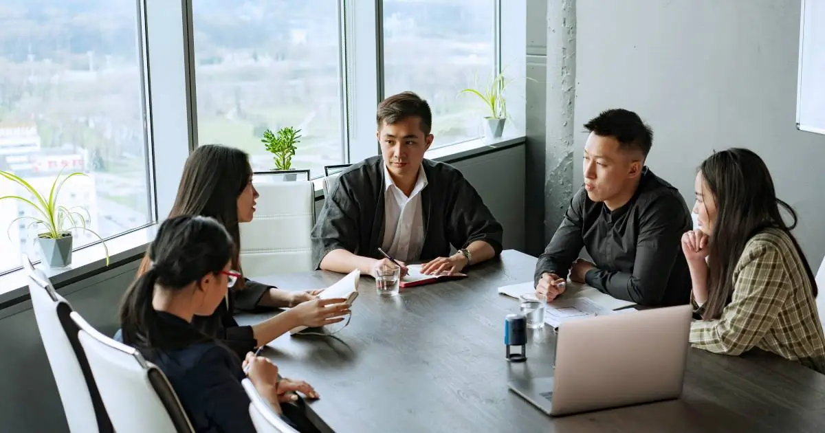 Tim sedang melakukan koordinasi regulasi K3 perusahaan untuk memastikan standar keselamatan dan kesehatan kerja karyawan terpenuhi.