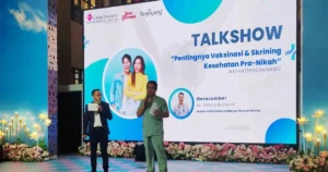 Talkshow pentingnya vaksinasi HPV oleh tenaga medis profesional di Wedding Expo.