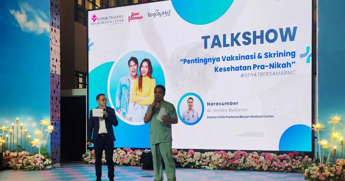 Talkshow pentingnya vaksinasi HPV oleh tenaga medis profesional di Wedding Expo.