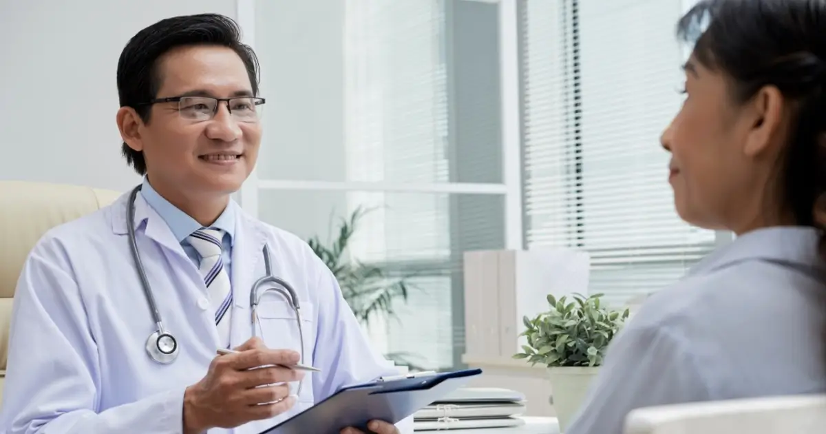 Dokter memberikan konsultasi kesehatan di In House Clinic perusahaan untuk karyawan.