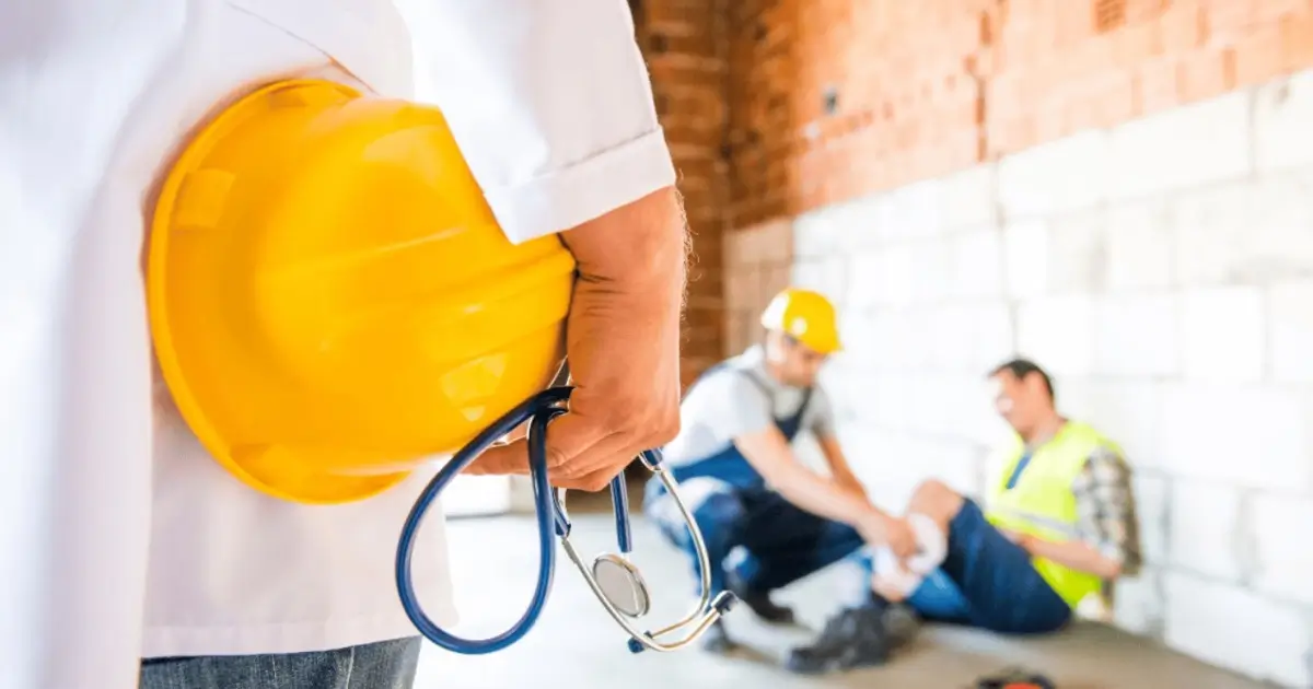 Tenaga medis datang memberikan pertolongan pertama pada pekerja yang sakit di lokasi proyek sebagai bagian dari layanan K3 Perusahaan.