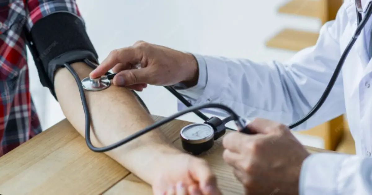 Pemeriksaan kesehatan Medical Check Up karyawan perusahaan oleh tenaga medis profesional.