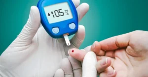 Pemeriksaan gula darah menggunakan alat tes glucometer.