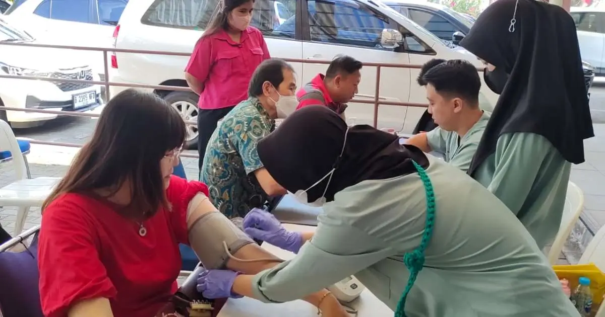 Masyarakat melakukan pemeriksaan kesehatan gratis di GBI Modernland Tangerang.